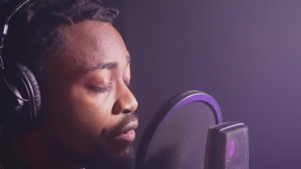 재능있는 아프리카 미국인 가수가 오디오 녹음실에서 새로운 노래를 부르고 있습니다 — 비디오