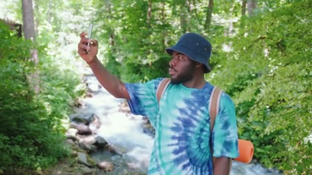 Загублений Турист Лісі Намагається Підключитися Інтернету Допомогою Смартфона Портрет Чорношкірого — стокове відео