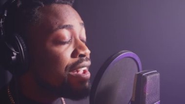 profesyonel kayıt stüdyosu, siyah adam mikrofona romantik bir şarkı söylüyor, pop albümü, yetenekli müzisyen soul şarkısı söylüyor, radyoda online müzik konseri, vokal yetenek gösterisi