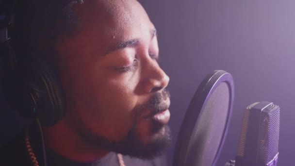 一个非裔美国人歌手在音乐工作室录制一首新的浪漫歌曲的特写镜头 慢镜头 制作新的音乐专辑 — 图库视频影像