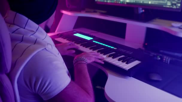 Ses Kayıt Stüdyosunda Müzik Yapmak Için Dijital Klavye Bilgisayar Yazılımlarıyla — Stok video