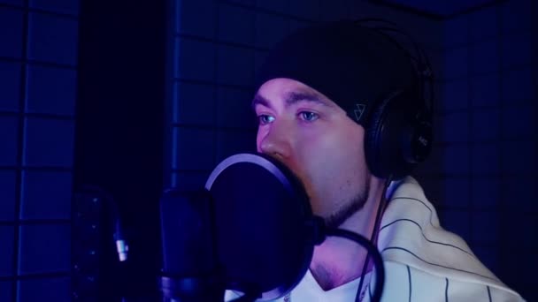 Gros Plan Jeune Homme Chantant Dans Microphone Studio Audio Enregistrement — Video