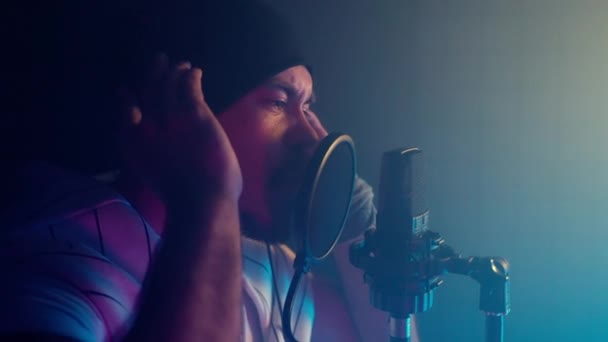 Nagrywanie Muzyki Profesjonalnym Studio Audio Młody Raper Emocjonalny Śpiewający Mikrofonu — Wideo stockowe