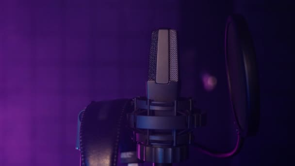 Professzionális Mikrofon Közeli Felvételei Fejhallgatóval Audio Stúdióban Felvevő Berendezés Készen — Stock videók