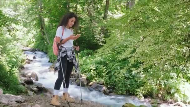 Девушка Турист Смотрит Смартфон Навигационной Карте Походы Горы Возле Реки — стоковое видео