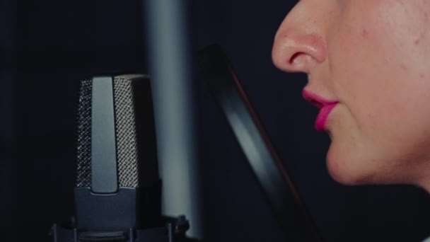 Повільний Рух Крупним Планом Жінки Радіоведучої Або Голосової Актриси Студії — стокове відео