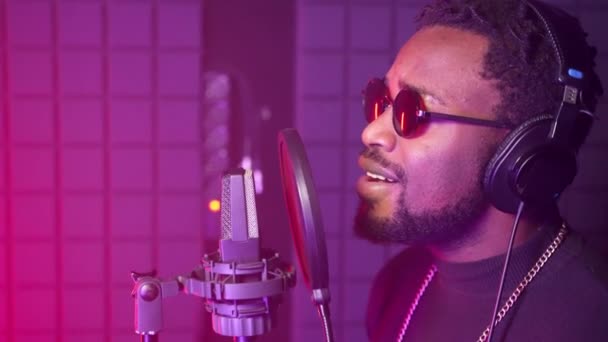Gros Plan Ralenti Chanteur Afro Américain Enregistrant Une Chanson Dans — Video