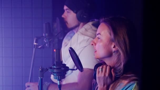 Mulher Homem Cantores Estão Cantando Para Microfone Cabine Isolamento Estúdio — Vídeo de Stock