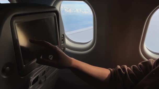 在现代化舒适的机舱内 乘客在飞机座位上使用内置屏风 在飞机上旅行和运输 在洲际航班上享受舒适的生活 — 图库视频影像