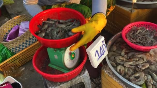 Verkäufer Wägt Frische Garnelen Für Den Käufer Straßenmarkt Mit Meeresfrüchten — Stockvideo