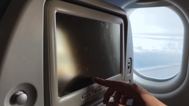 Viajando Avião Passageiro Classe Executiva Está Usando Tela Sensor Assento — Vídeo de Stock