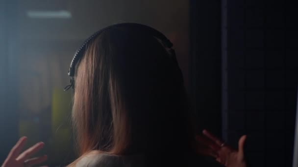 Zpěvačka Nahrává Svou Novou Píseň Pro Album Nebo Soundtrack Pro — Stock video