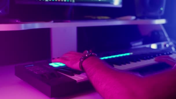 Compositor Homem Está Tocando Teclado Moderna Estação Trabalho Áudio Digital — Vídeo de Stock