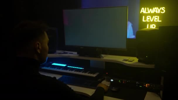 Musikproduzent Oder Toningenieur Nimmt Song Mit Professioneller Sängerin Studio Mann — Stockvideo