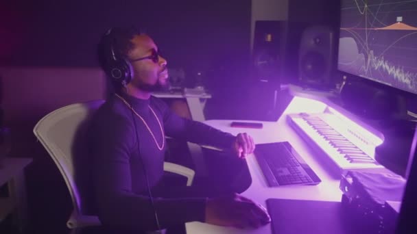 Ταλαντούχος Αφροαμερικάνος Μουσικός Κάνει Ρυθμίσεις Στο Στούντιο Ηχογράφησης Εργάζεται Ψηφιακό — Αρχείο Βίντεο