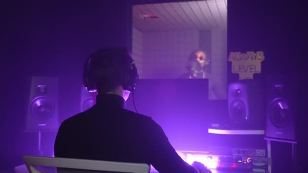 Tontechniker Arbeitet Mit Einem Schwarzen Sänger Zusammen Die Songs Musikstudio — Stockvideo