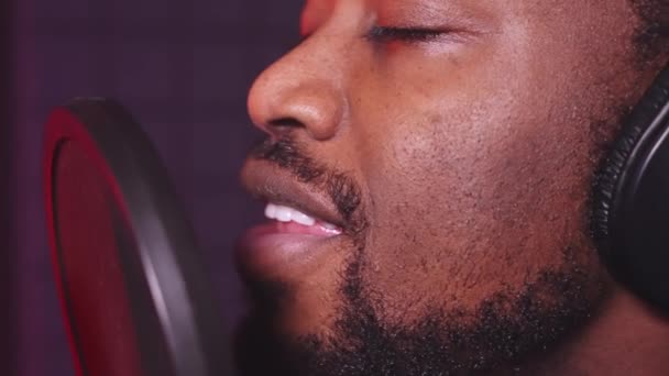 Retrato Primer Plano Cantante Afroamericano Cantor Estudio Grabación Música Profesional — Vídeos de Stock