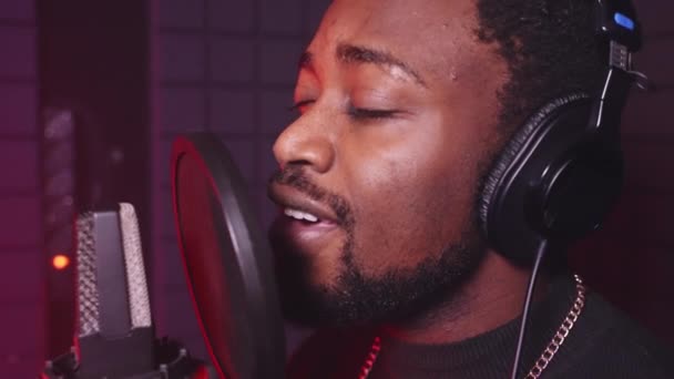 Cantante Negro Inspirado Está Cantando Canción Romántica Estudio Grabación Creando — Vídeos de Stock