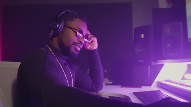 Ingénieur Sonore Afro Américain Travaillant Sur Création Musicale Studio Audio — Video