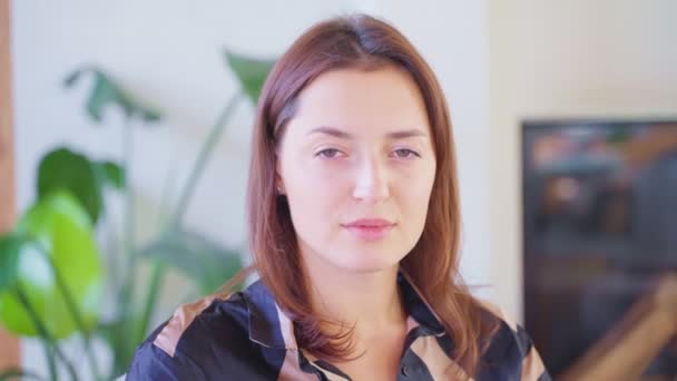 Portræt Skeptisk Uimponeret Seriøs Beslutsom Ung Kaukasisk Brunette Kvinde Kigger – Stock-video