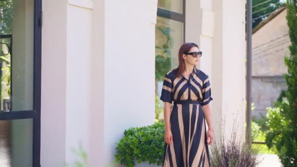 Κομψό Επιχειρηματικό Γυναίκα Casual Φόρεμα Και Γυαλιά Ηλίου Περπάτημα Κοντά — Αρχείο Βίντεο