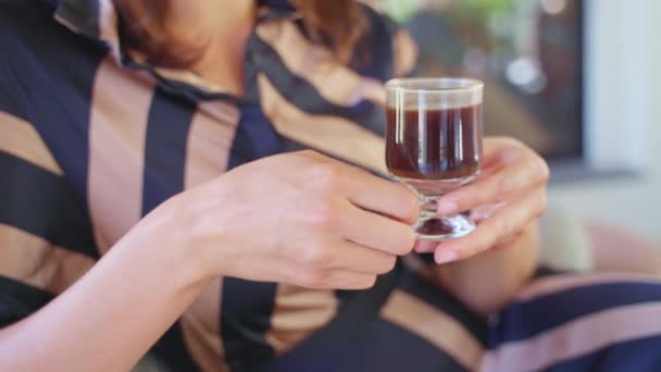 Geurende Zwarte Koffie Drinken Glazen Beker Vrouwen Handen Close Zicht — Stockvideo