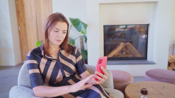Çekici Esmer Kadın Akıllı Telefonuyla Selfie Çekiyor Sosyal Medyada Paylaştığı — Stok video