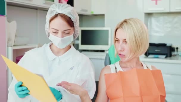 Paciente Mulher Consulta Odontológica Dando Perguntas Para Médico Feminino Consulta — Vídeo de Stock