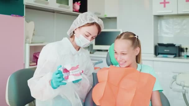Estomatologista Ensinar Adolescente Como Escovar Dentes Demonstrando Modelo Mandíbula Consultório — Vídeo de Stock