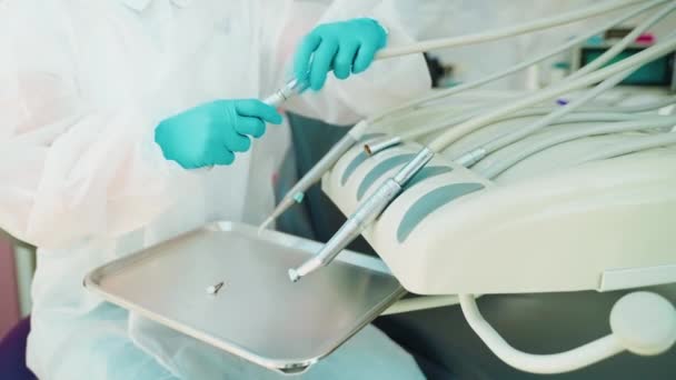 Медсестра Стоматолог Меняет Сопла Медицинского Оборудования После Рабочего Дня Стерилизация — стоковое видео