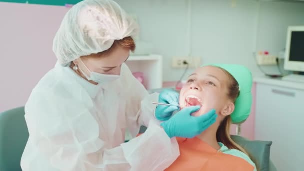 Стоматолог Лечение Зубов Девочки Подростка Современной Клинике Обследование Стоматологической Клинике — стоковое видео