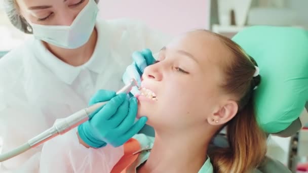 Девочка Подросток Гигиеническому Механическому Клинингу Зубов Стоматологической Клинике Врач Стоматолог — стоковое видео
