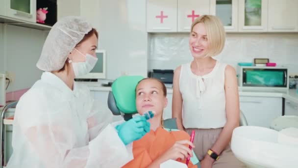 Ortodontist Förklarar Omskolare Tänder Och Metoder För Tänderna Inriktning Eller — Stockvideo