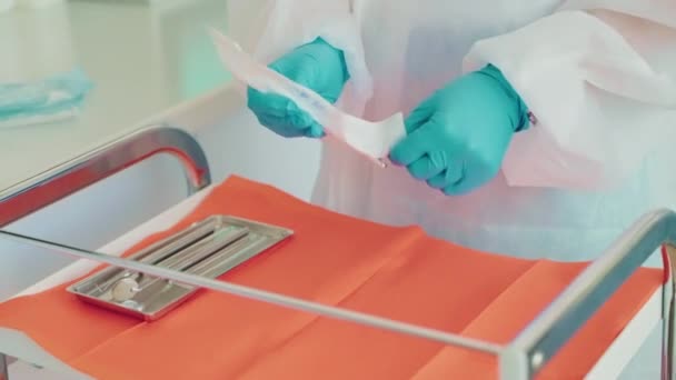 Perawat Menyiapkan Alat Alat Steril Untuk Penunjukan Perut Klinik Modern — Stok Video