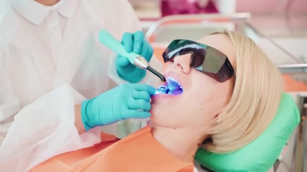 Tandblekning Tandläkarmottagningen Stomatolog Undersöka Och Bota Tänder Vuxna Kvinna Patient — Stockvideo