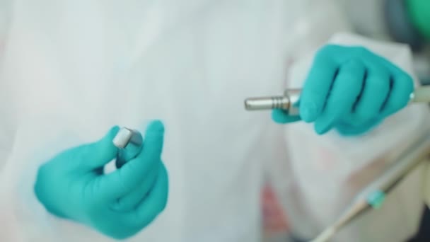 Dişçi Hemşire Gününden Önce Tıbbi Ekipman Matkabının Başlığını Değiştiriyor Tıbbi — Stok video