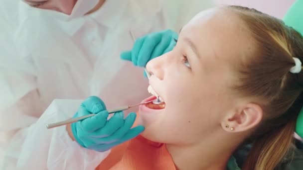 Tandläkare Kvinna Undersöker Tänder Tonåring Barn Flicka Tandvård Med Hjälp — Stockvideo