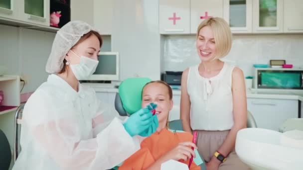 Ortodontist Kommunicera Med Tonårspatient Och Hennes Mamma Tandvårdsmottagningen Lektion Sjukvård — Stockvideo