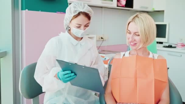 Tandläkare Inom Tandvården Förklarar För Patienten Planen För Behandling Hennes — Stockvideo