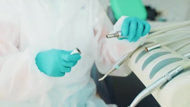 Dişçi Hemşire Gününden Önce Tıbbi Malzeme Hortumlarını Hazırlar Tıbbi Aletlerin — Stok video