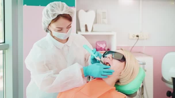 Professionell Tandläkare Kvinna Undersöker Munhåla Och Bota Karies Eller Tandköttsproblem — Stockvideo