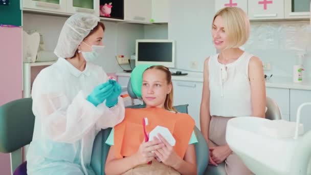 Tandläkare Ortodontist Förklarar För Kvinnan Och Tonåring Flicka Metoder För — Stockvideo