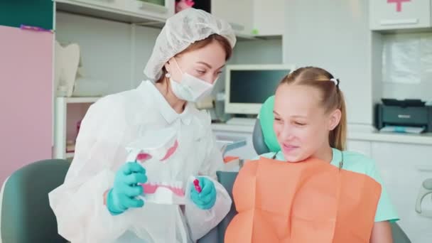 Dişçi Pediyatri Genç Kıza Diş Fırçasının Nasıl Temizleneceğini Öğretiyor Diş — Stok video