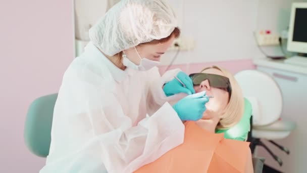 Стоматолог Стоматолог Проверяет Женские Зубы Помощью Зубного Зеркала Крючка Стоматологической — стоковое видео