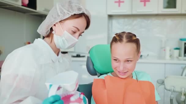Lección Clínica Dental Para Niña Escuela Mujer Dentista Enseñando Niña — Vídeos de Stock