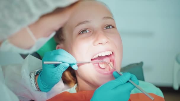 Mulher Estomatologista Examina Dentes Menina Adolescente Usando Espelho Dental Gancho — Vídeo de Stock