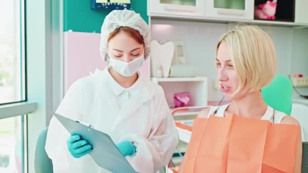 Dentista Paciente Sexo Feminino Discutindo Plano Tratamento Consultório Médico Consulta — Vídeo de Stock