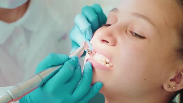 Médico Dentista Usa Máquina Broca Dentária Elétrica Profissional Para Escovar — Vídeo de Stock