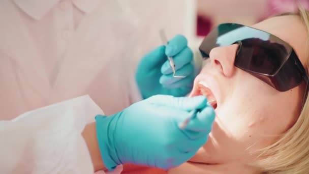 Porträtt Kvinna Svarta Glasögon Tandvård Checkup Utnämning Hennes Tänder Läkare — Stockvideo