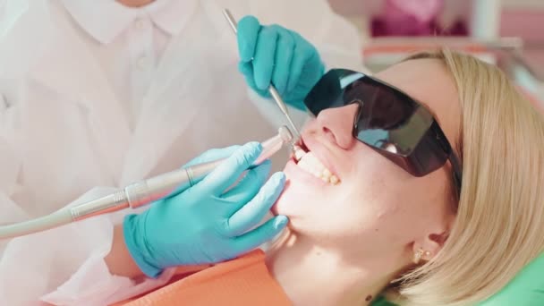Behandling Professionella Tänder Rengöring Tandvårdskliniken Närbild Tandläkare Polering Tand Patient — Stockvideo